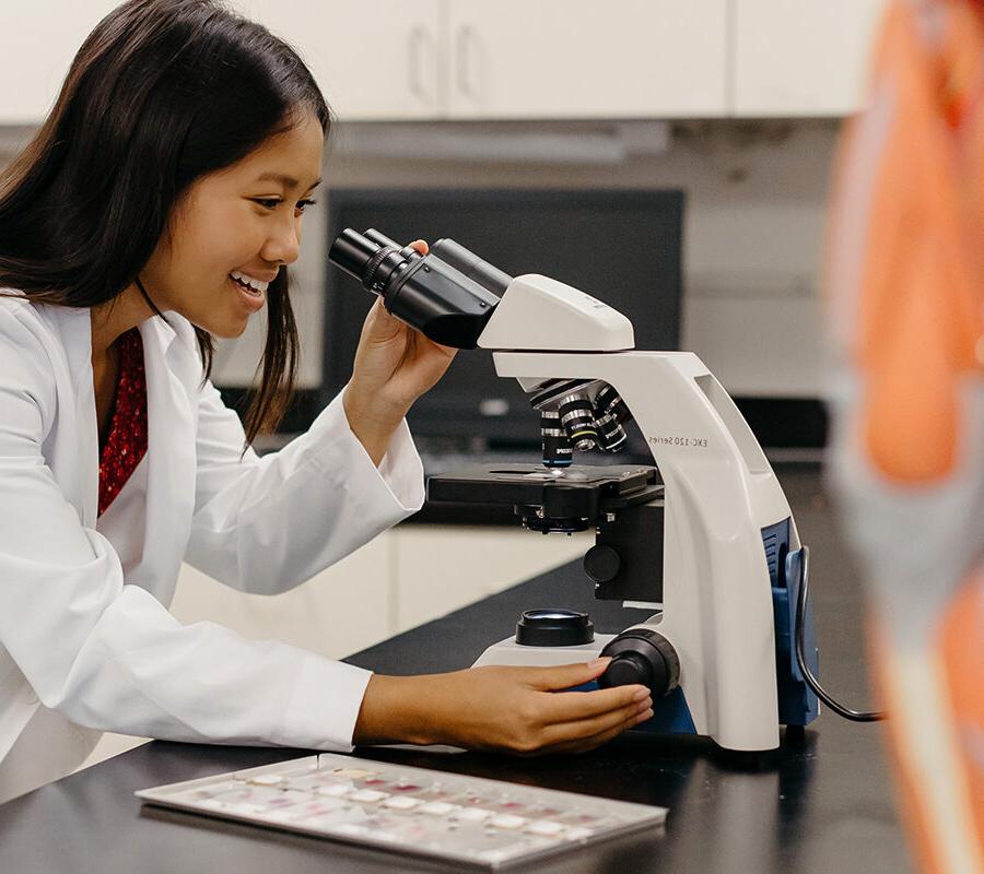学生在实验室里观察显微镜.